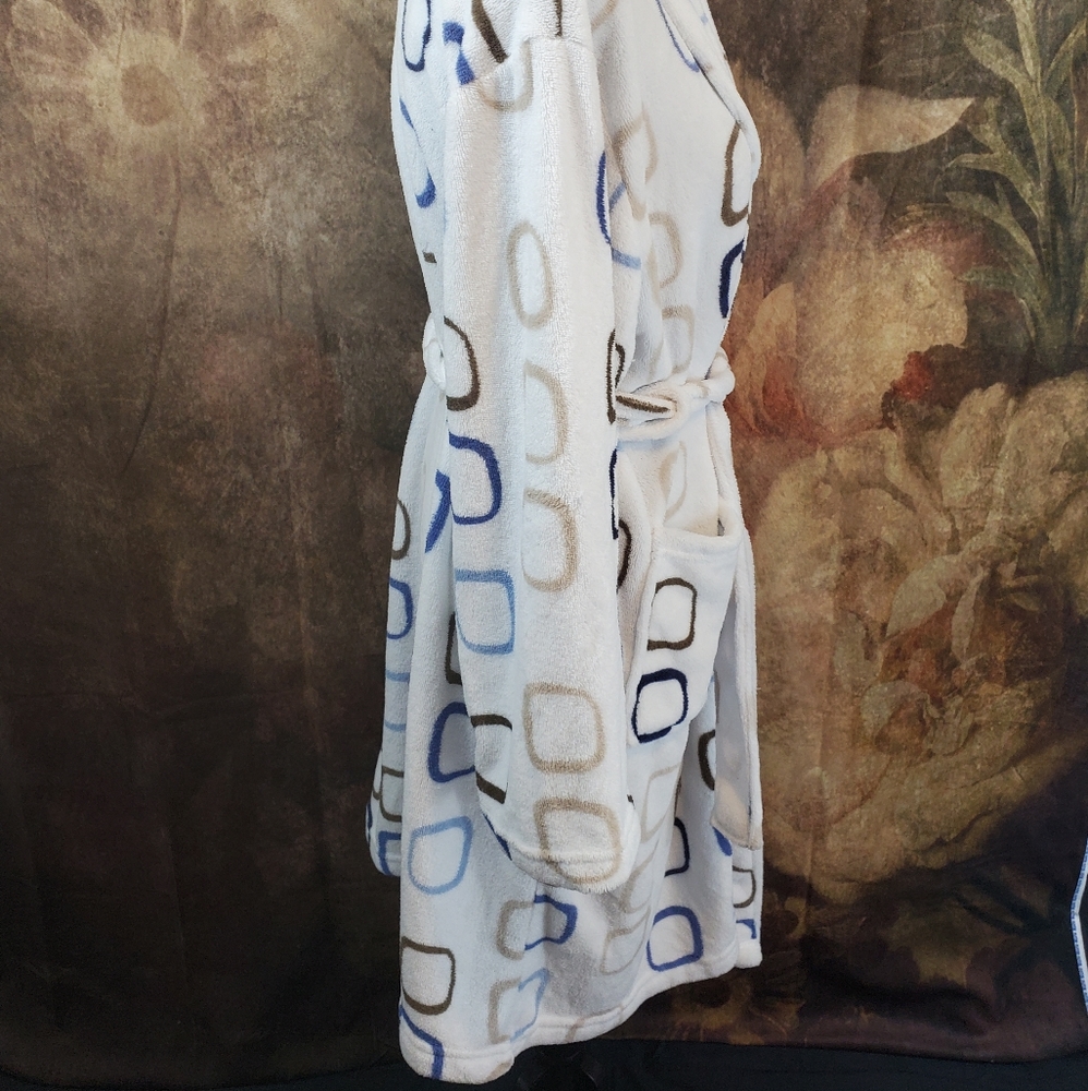 Robe - Picture 2 of 5